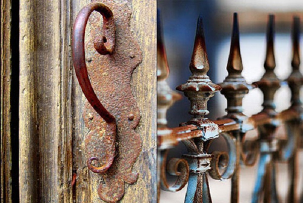 Lớp sơn mạ kẽm đã bị bong tróc