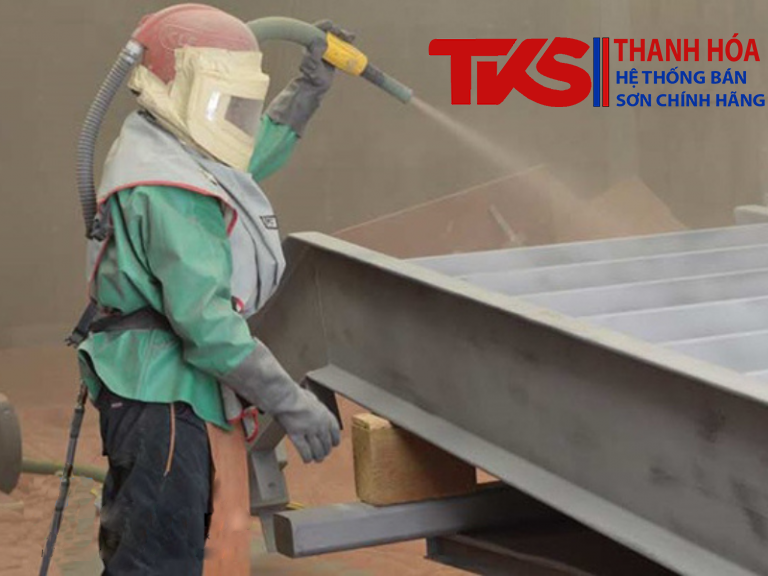 Tiến hành phun sơn lót